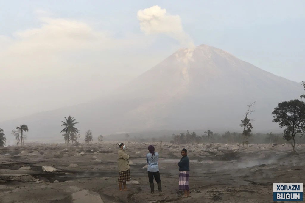Indoneziyada bir sutkada Semeru vulqoni 11 marta otildi