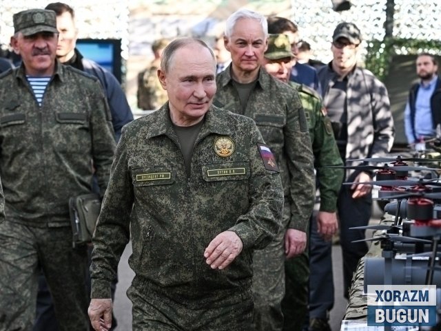 Путин яна ҳарбий кийимда. У “Запад-2025” машғулотларида кўриниш берди