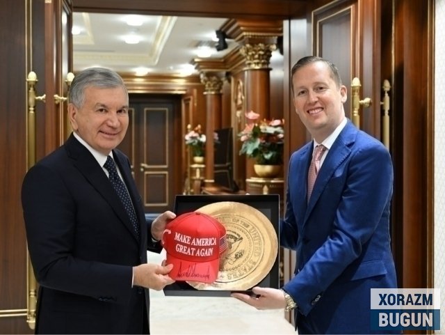 Трамп Мирзиёевга кепка совға қилди