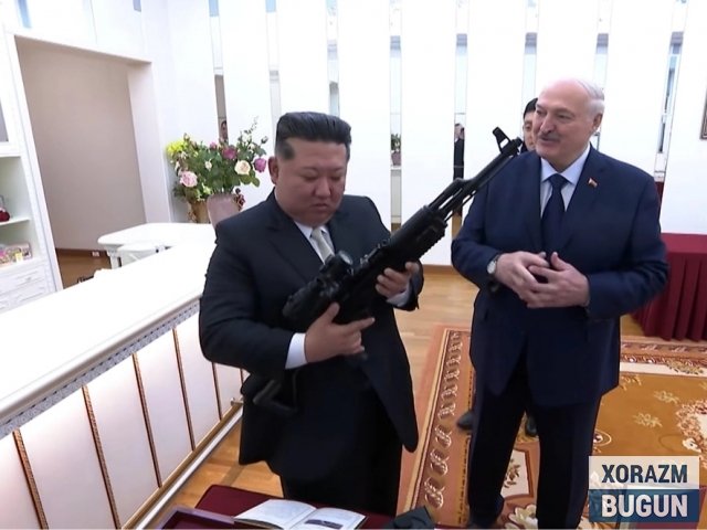 Лукашенко Кимга “ҳар эҳтимолга қарши” автомат совға қилди