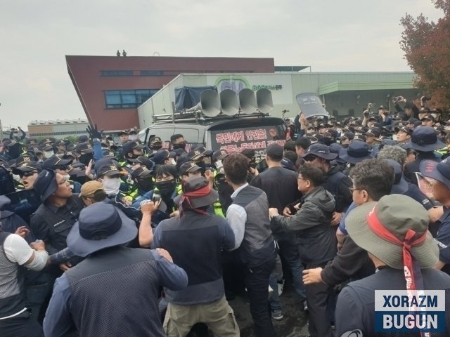 Кореяда юк машинаси намойишчиларни босиб кетди