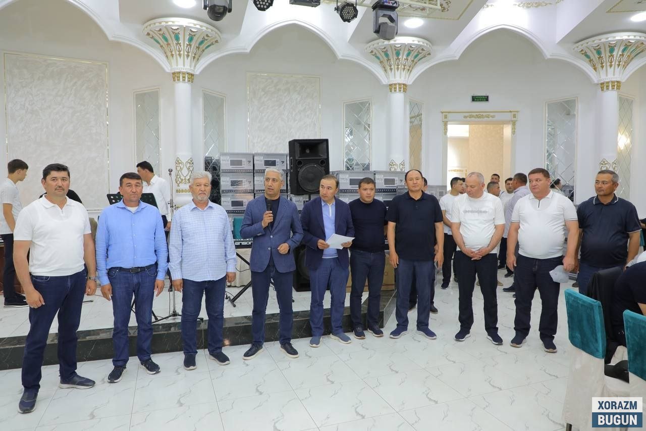 “Урганч–Хива” пуллик автомобиль йўли қурилишида меҳнат қилаётган йўлсозлар рағбатлантирилди