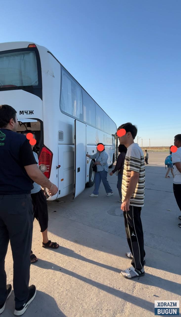 Урганч–Тошкент йўналишидаги автобус чўл ўртасида бузилиб қолди: Йўловчилар, ёш болалар 4 соатдан бери ёрдам кутмоқда!