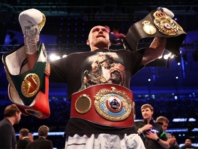 Александр Усик чемпионлик камарларидан воз кечди
