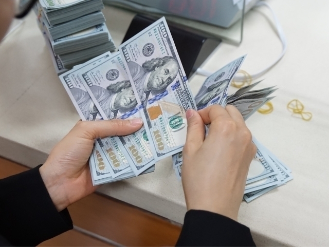 Долларнинг расмий курси кўтарилди