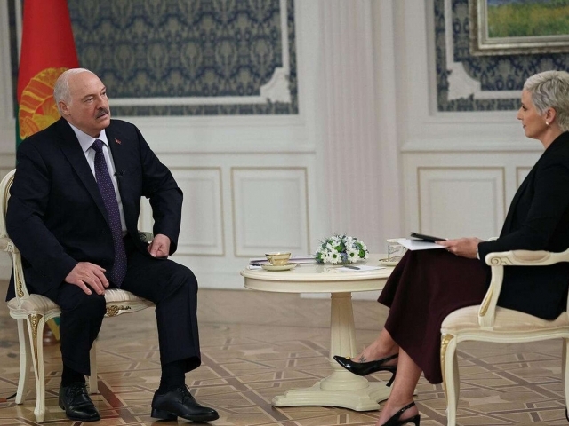 “Мен ҳаддимдан ошиб кетдим”. Лукашенко Зеленскийдан узр сўради