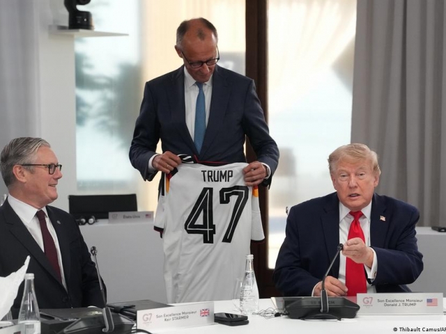 Мерц Трампга футболка совға қилди