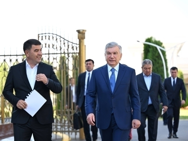 Шавкат Мирзиёев Намангандаги аэропорт қурилишини бориб кўрди