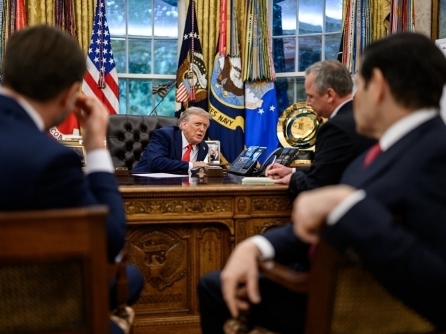 Табрикдан ташрифгача: Трамп Путин ва Зеленский билан телефон орқали гаплашди