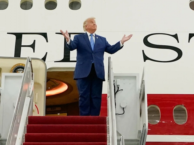Трамп Қатар совға қилган 400 млн долларлик “учар қаср”ни кўз-кўз қилди