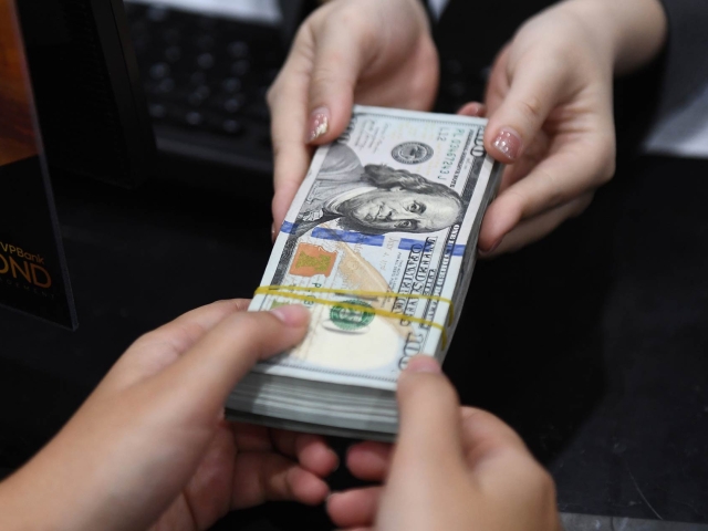 Dollar kursi keskin kötarildi