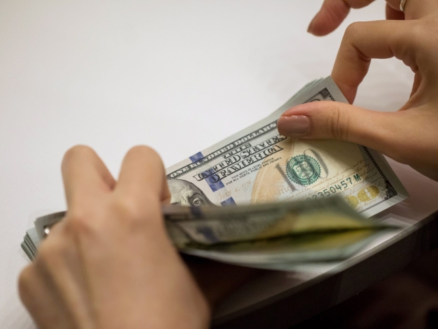 Dollar kursi yana tuşdi