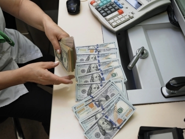Энди банклардан паспортсиз 500 долларгача пул олишингиз мумкин