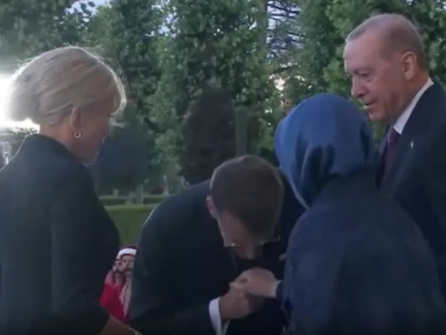 Эрдўғаннинг рафиқаси унинг қўлини ўпмоқчи бўлган Макронга қаршилик кўрсатди