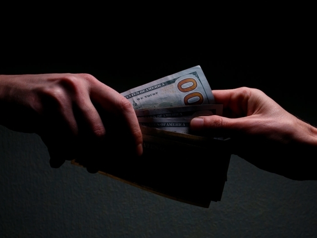 Кореяга юбориш учун $55 минг сўраган “шоввозлар” қўлга тушди