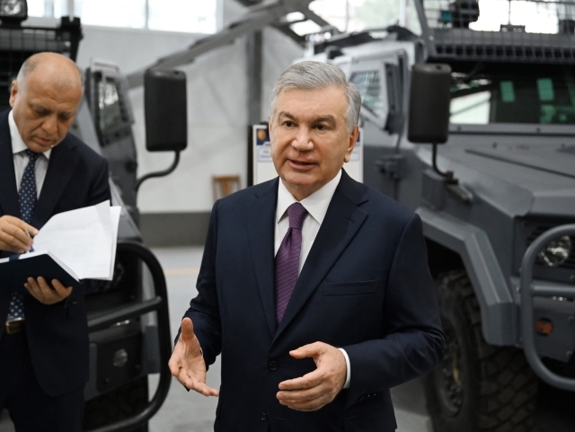 Президент Нурафшондаги махсус техникалар ишлаб чиқарадиган корхонага борди