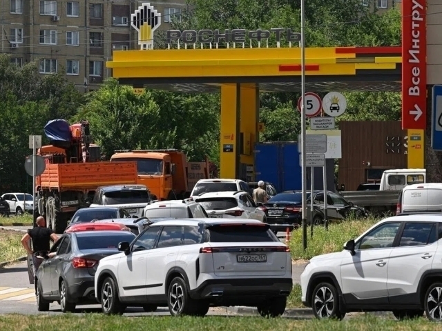 Россияда бензинга навбат кутганлар тартибсизликлар келтириб чиқарди 