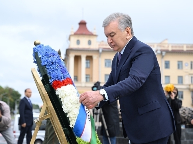 Шавкат Мирзиёев Минскдаги Ғалаба монументи пойига гулчамбар қўйди
