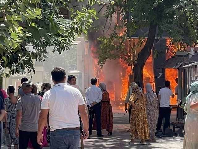 Сирдарёда бирйўла 3 та дўконга ўт кетди