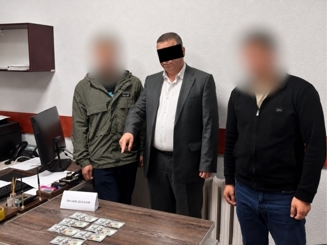 Талабани ўқишга тиклаш учун $700 сўраган собиқ декан ушланди