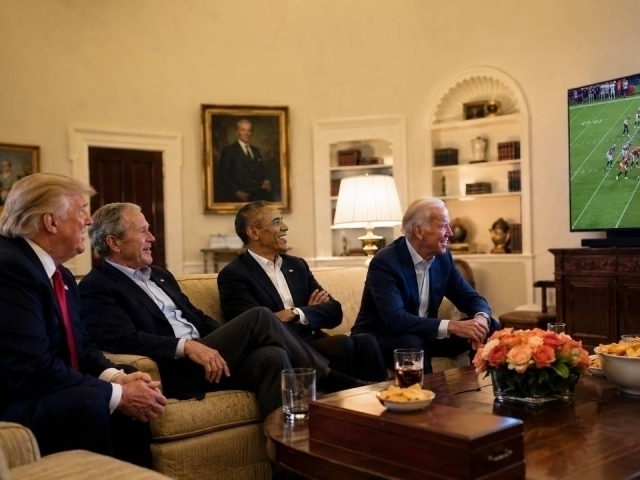 Tramp Obama, Bayden va Buş bilan Oq uyda futbol tomoşa qilmoqçi