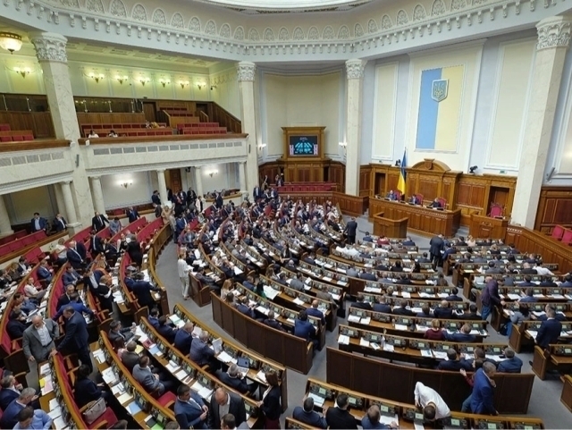 Ukraina hukumati istefoga çiqdi