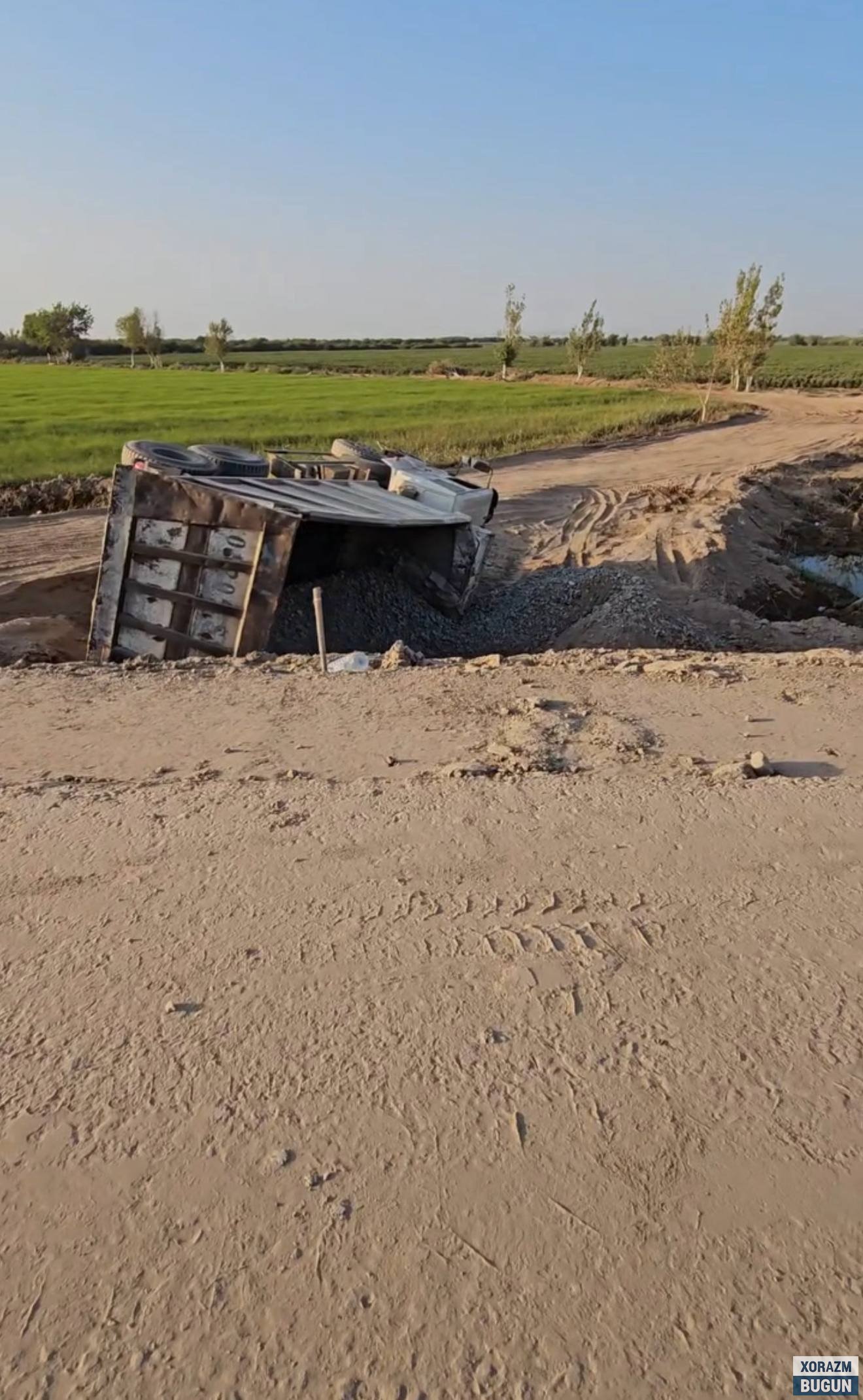 Урганч–Янгиариқ йўлида юк машинаси ағдарилиб кетган