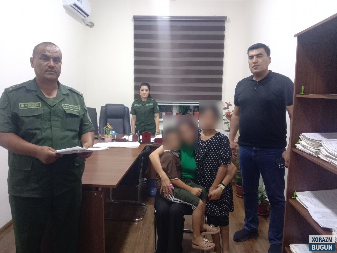 Хоразмда яшириб қўйилган икки бола онасига қайтарилди