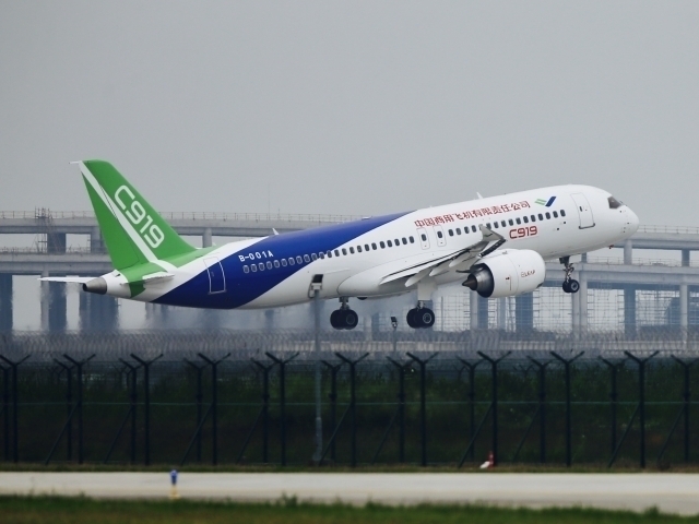 Хитойнинг Boeing ва Airbus’га рақобатчи лайнери халқаро рейсга чиқди