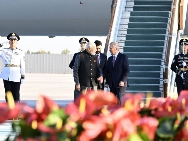 Президент халқаро аэропортда Нарендра Модини шахсан кутиб олди