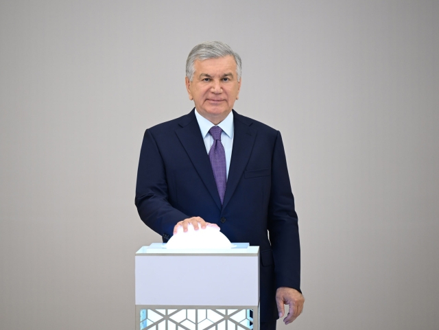Президент Хоразмда 7,4 млрд долларлик қурилиш лойиҳаларига старт берди