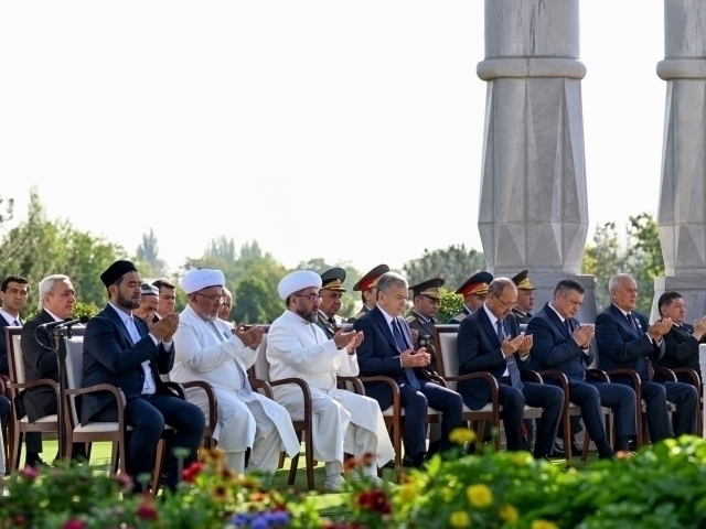 Президент “Шаҳидлар хотираси” хиёбонида қатағон қурбонларини ёд этди