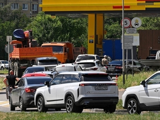 Россияда бензин танқислиги инқирознинг энг юқори нуқтасига қайтмоқда