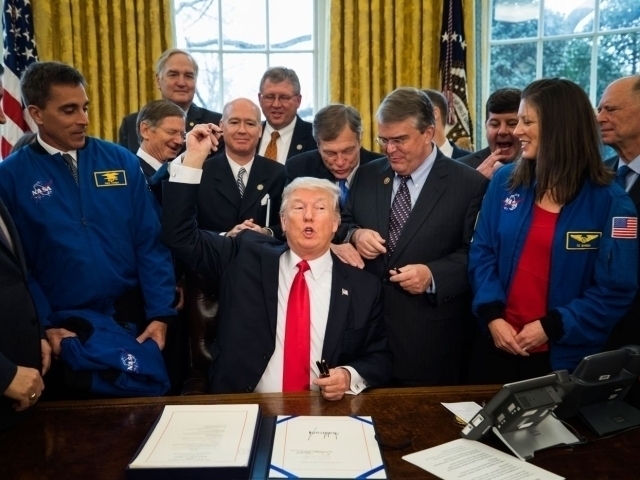 Трамп АҚШ Космос академиясини ташкил этишга фармон берди
