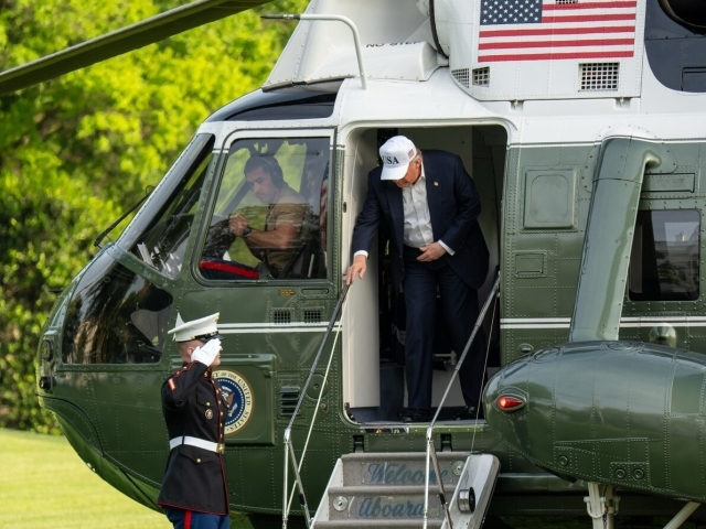 Трамп Туркиядан ҳарбий самолётда яширинча “қочди”