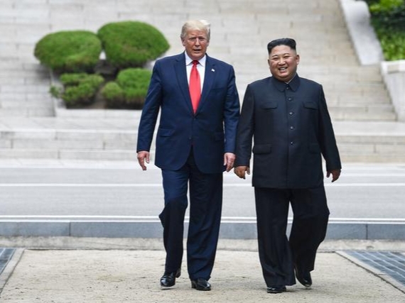 Трамп Жанубий Корея билан ҳарбий машғулотларни қисқартиришни буюрди