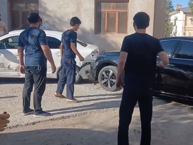 Урганчда BYD ҳайдовчиси 3 та автомобилни қасддан шикастлади