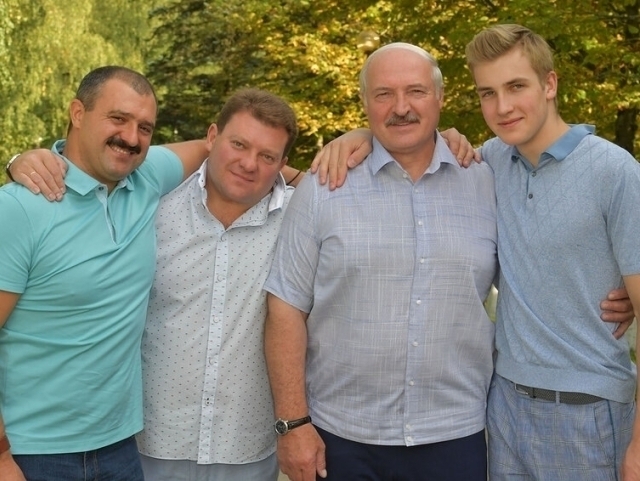 “Ҳеч ким билмасди”. Лукашенко кенжа ўғли армияда хизмат қилаётганини айтди