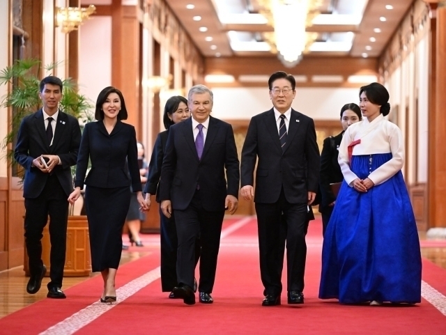 Koreyada Şavkat Mirziyoyev va Ziroat Mirziyoyevaga maxsus sovğalar berildi
