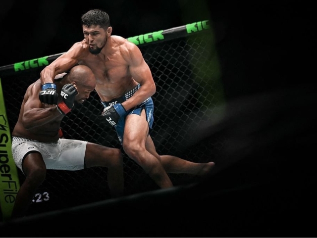 Нурсултон Рўзибоев UFC’да “Веном”га ютқазди
