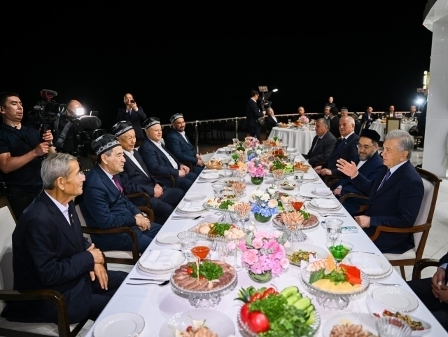 Президент бир пиёла чой устида Андижон фаоллари билан суҳбатлашди