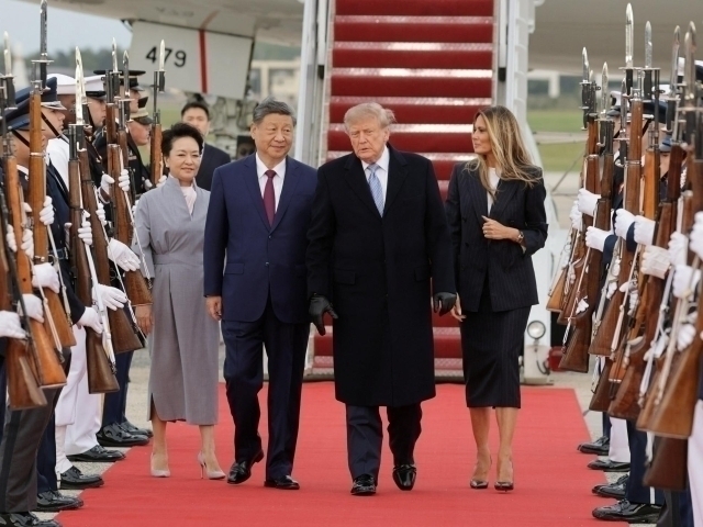 Си Цзиньпин АҚШда: Трамп уни эҳтиром билан қарши олди