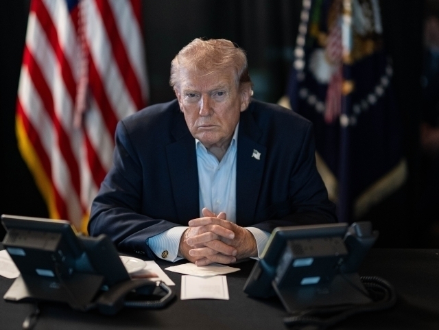 Трамп махфий маълумотларни сиздираётган “ифлос итлар”ни топишга ваъда берди
