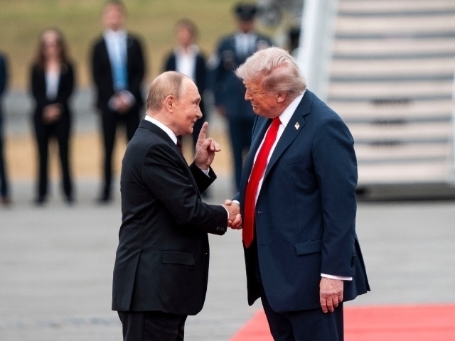 Трамп Россияга қарши “дўзахий” санкциялар тўғрисидаги қонунни имзолади