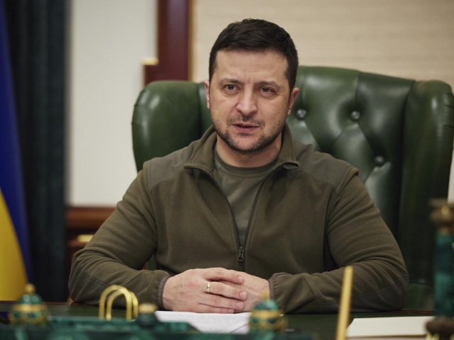 Зеленский Россия Украинага “совға” тайёрлаётганини айтди