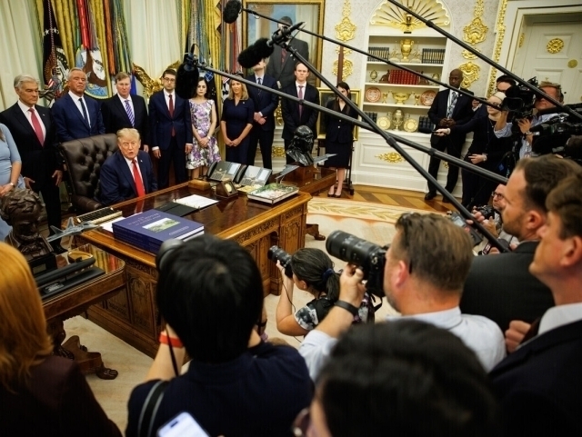 Журналистлар Трампни судга берди