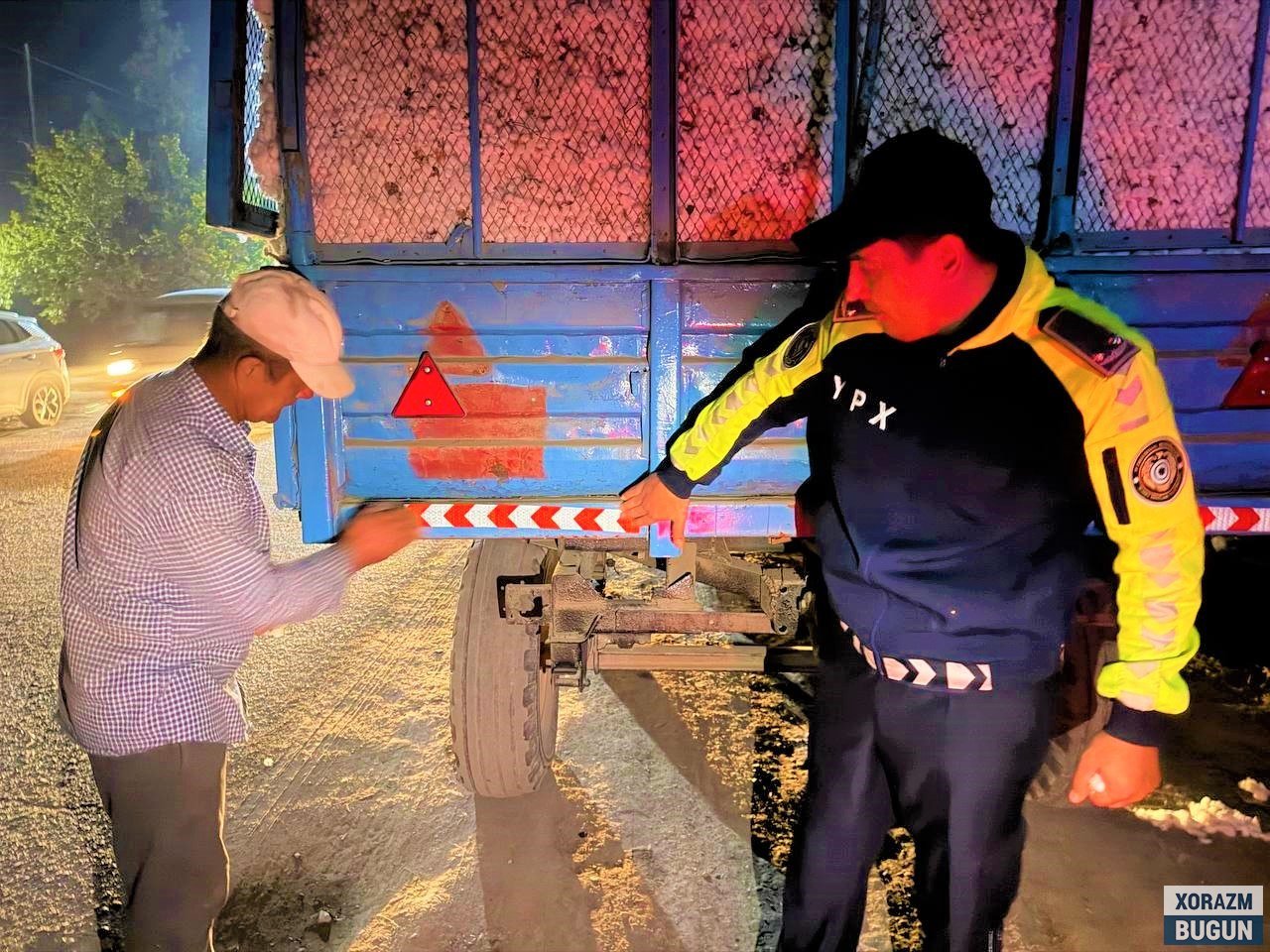 Пахта мавсумида йўлларда хавф ортди: Хоразмда тракторларга нур қайтарувчи тасмалар ўрнатилмоқда