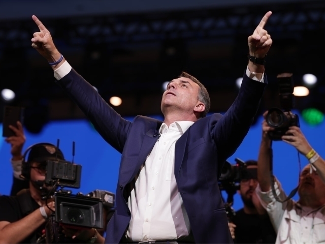 AQŞga qoçib ketgan Bolsonaru özini “Braziliya yetakçisi” deb elon qildi