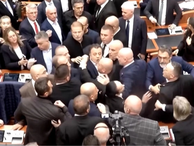 Албания парламентида жанжал: депутатлар муштлашиб кетди