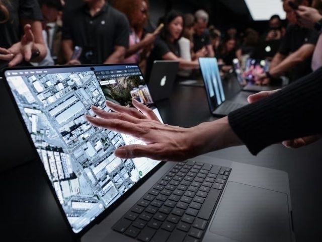 Apple ilk bor sensor ekranli MacBook Pröni taqdim etdi